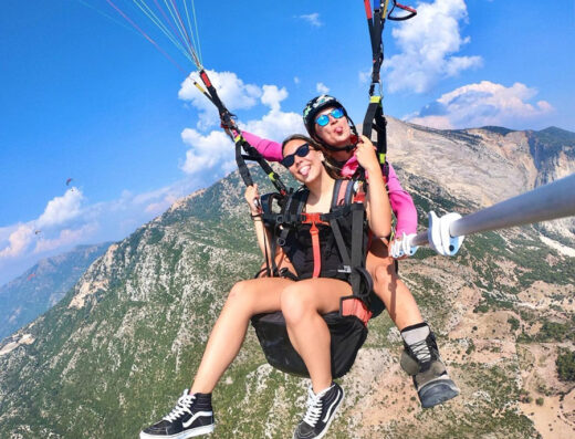 女飞行员滑翔伞